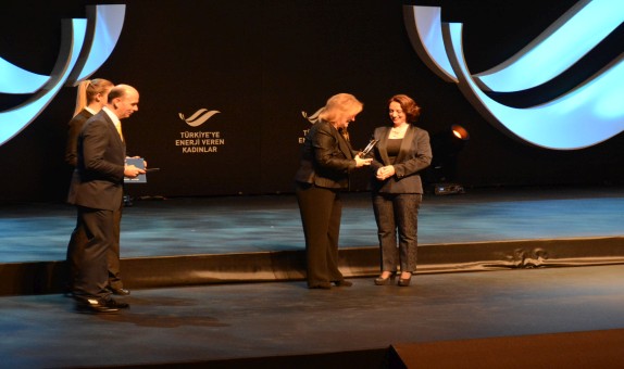 Aksa Doğalgaz Şirket Müdürü'ne 'Türkiye'ye Enerji Veren Kadınlar' Ödülü Aksa Doğalgaz Şirket Müdürü'ne 'Türkiye'ye Enerji Veren Kadınlar' Ödülü