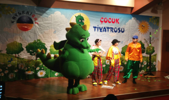 Dolgi Çocuk Evleri İçin Sahnede