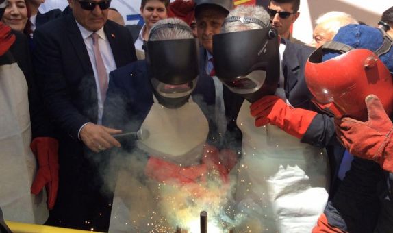 Ödemiş'te Doğalgaza İlk Kaynak Bakan Yıldırım'dan Ödemiş'te Doğalgaza İlk Kaynak Bakan Yıldırım'dan