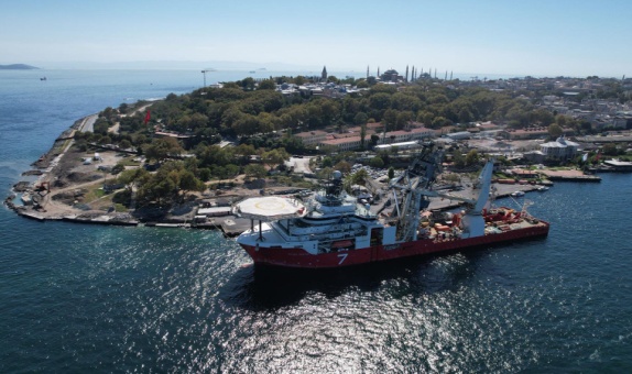 Karadeniz Gaz Sahası'ndaki Üretimi Kontrol Edecek Kablo Gemisi, İstanbul Boğazı'na Geldi