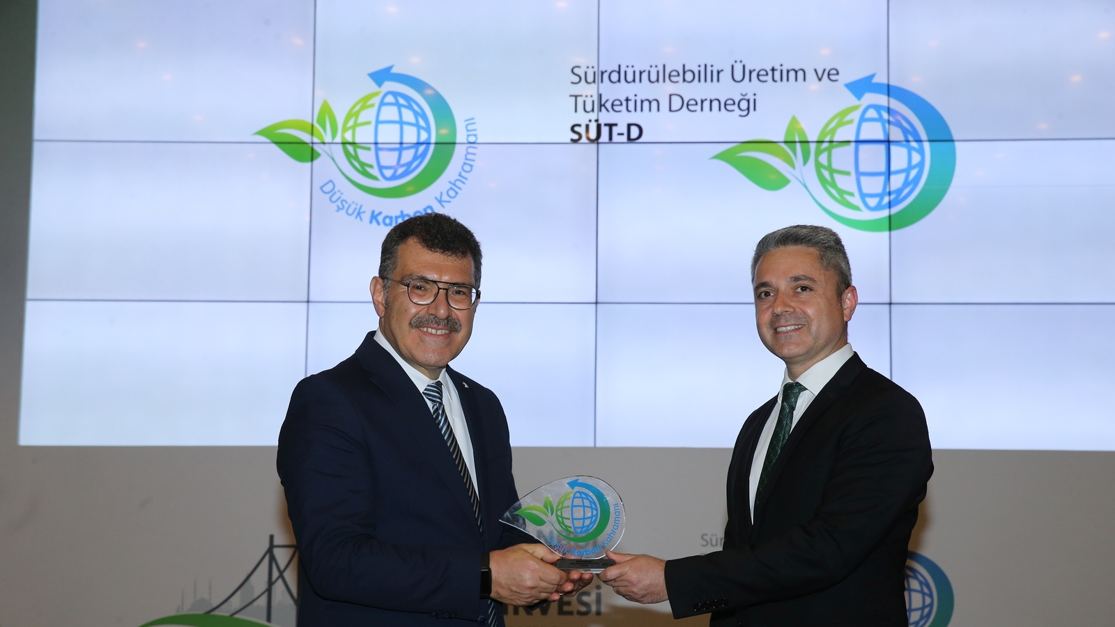 Aksa Doğalgaz 7. kez "Düşük Karbon Kahramanı Ödülü"ne değer görüldü Aksa Doğalgaz 7. kez "Düşük Karbon Kahramanı Ödülü"ne değer görüldü
