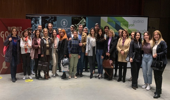 İGDAŞ'lılar Dünya Tiyatrolar Günü'nde Tiyatro Emekçilerine Alkış Götürdü İGDAŞ'lılar Dünya Tiyatrolar Günü'nde Tiyatro Emekçilerine Alkış Götürdü